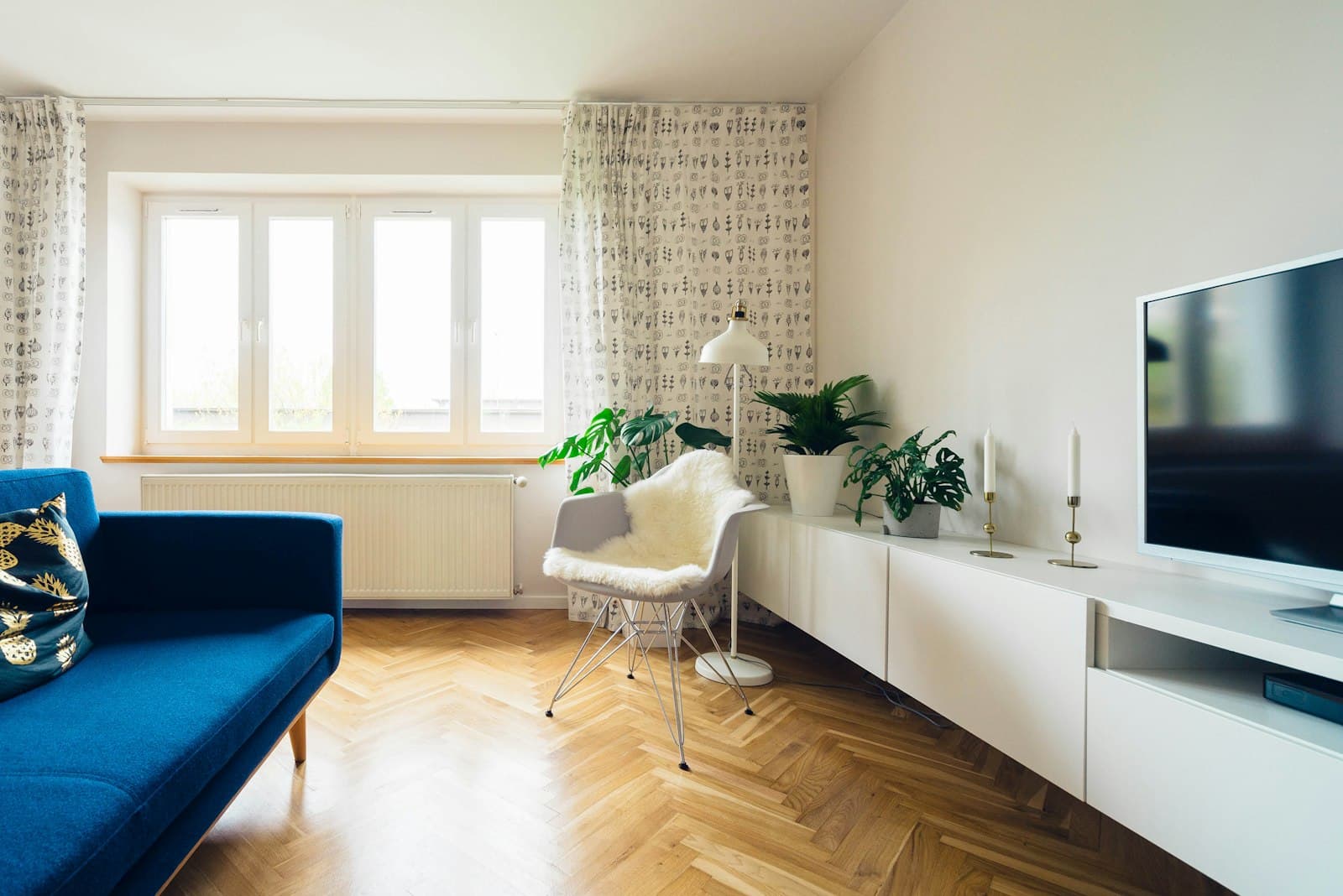 Rotterdam apartment with quiet chalk-coloured walls and a restrained colour plane in the niche.